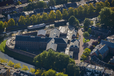 909089 Luchtfoto van het Huis van Bewaring Wolvenplein (Wolvenplein 27) te Utrecht, uit het noordwesten.